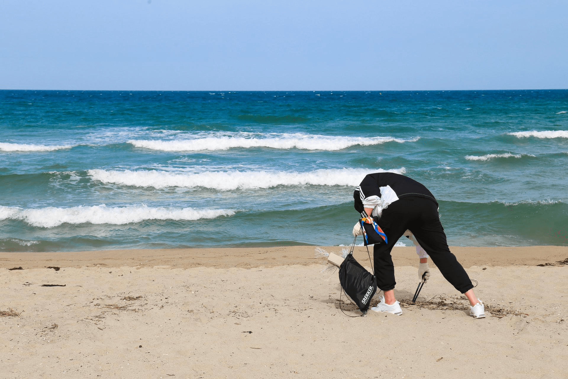 [더웨이브컴퍼니×프립×쓰레커×오션카인드] 강릉 바다를 지키는 첫 걸음 '비치 플로깅'