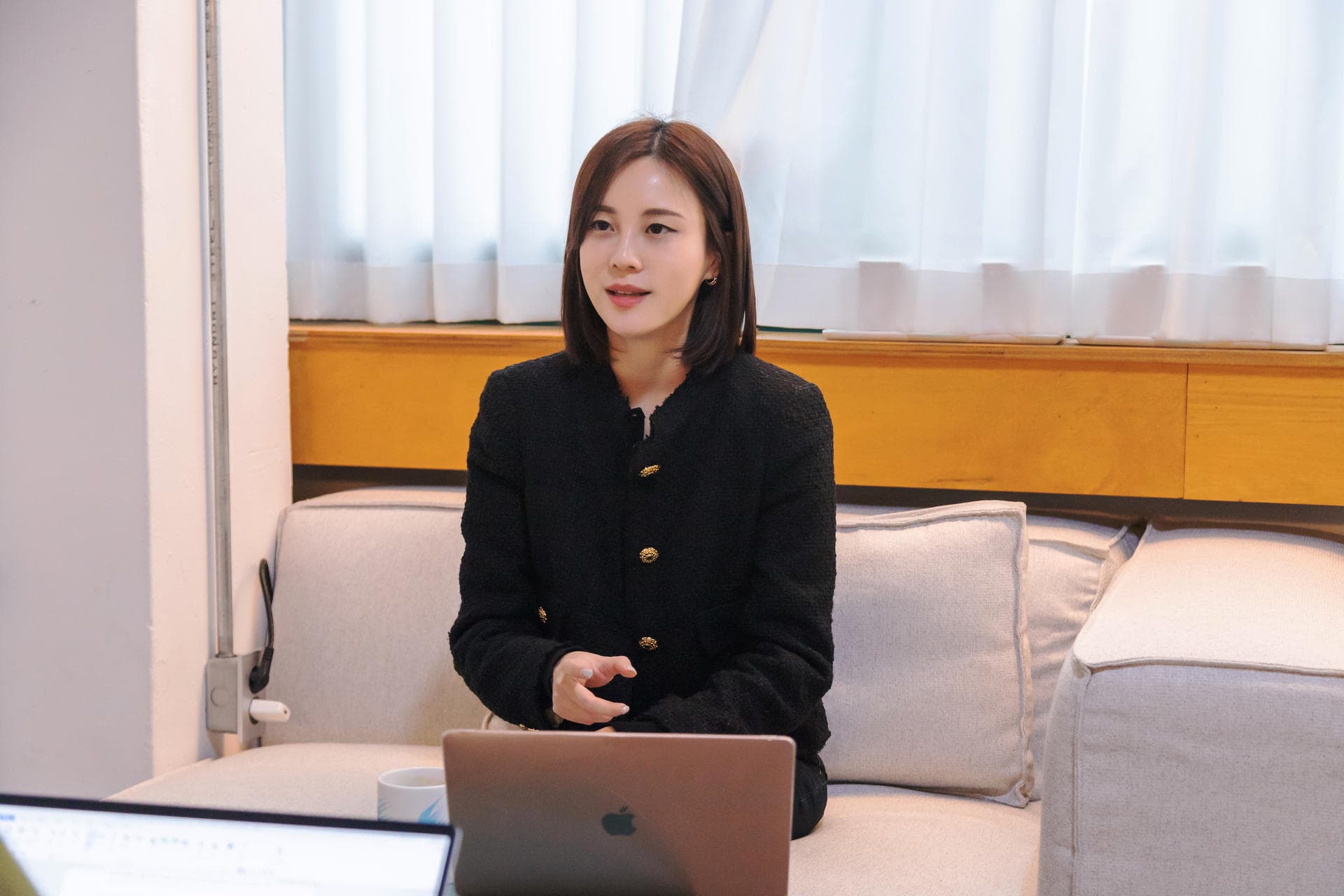 [예술가의 사무실 : Work & Art 작가 인터뷰] '삶 속에 편히 녹아든 일과 오피스를 꿈꾸며' 그레이 피스 강유진 작가   